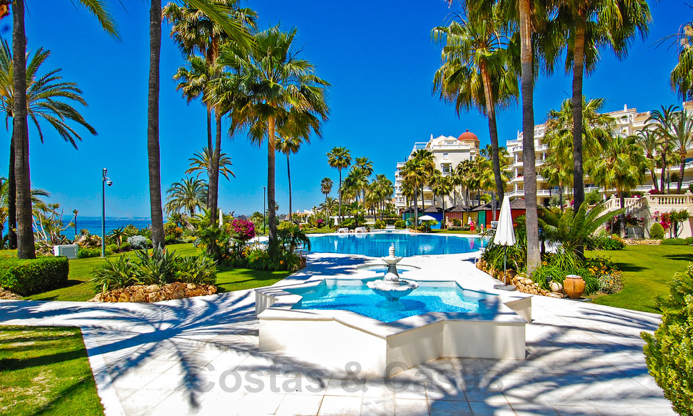 First-class beachfront apartment for sale in the five-star Las Dunas Park, Marbella - Estepona 801017