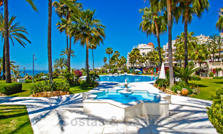 First-class beachfront apartment for sale in the five-star Las Dunas Park, Marbella - Estepona 801017 