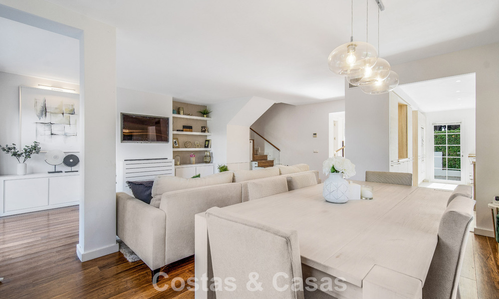 Stunning renovated 4-bedroom townhouse for sale with sea views, frontline beach location on Marbella’s Golden Mile 800836