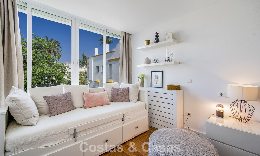 Stunning renovated 4-bedroom townhouse for sale with sea views, frontline beach location on Marbella’s Golden Mile 800842