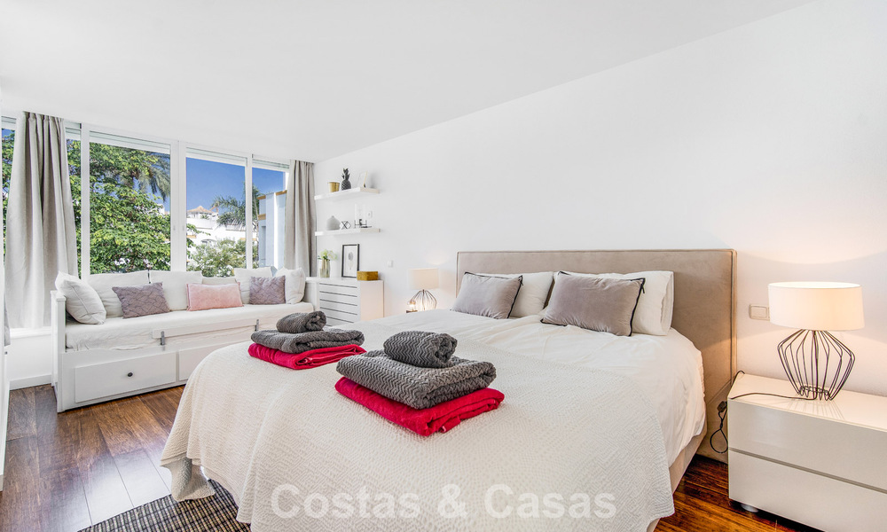 Stunning renovated 4-bedroom townhouse for sale with sea views, frontline beach location on Marbella’s Golden Mile 800846