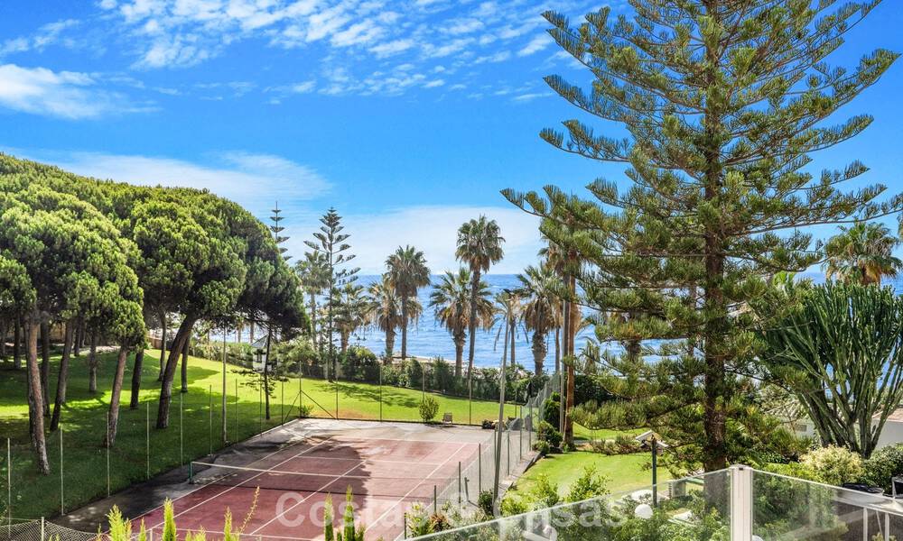 Stunning renovated 4-bedroom townhouse for sale with sea views, frontline beach location on Marbella’s Golden Mile 800847