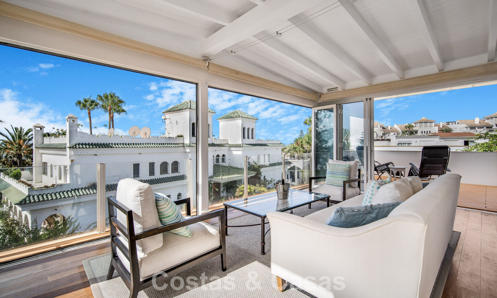 Stunning renovated 4-bedroom townhouse for sale with sea views, frontline beach location on Marbella’s Golden Mile 800850