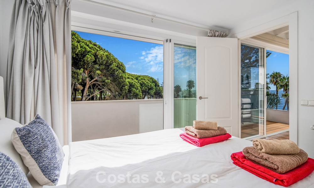 Stunning renovated 4-bedroom townhouse for sale with sea views, frontline beach location on Marbella’s Golden Mile 800855