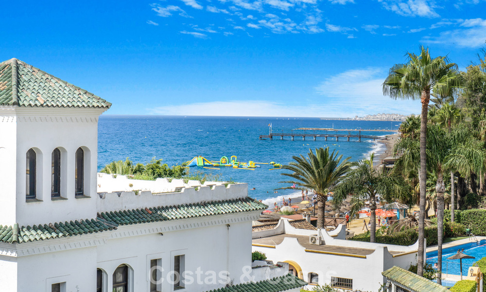 Stunning renovated 4-bedroom townhouse for sale with sea views, frontline beach location on Marbella’s Golden Mile 800857