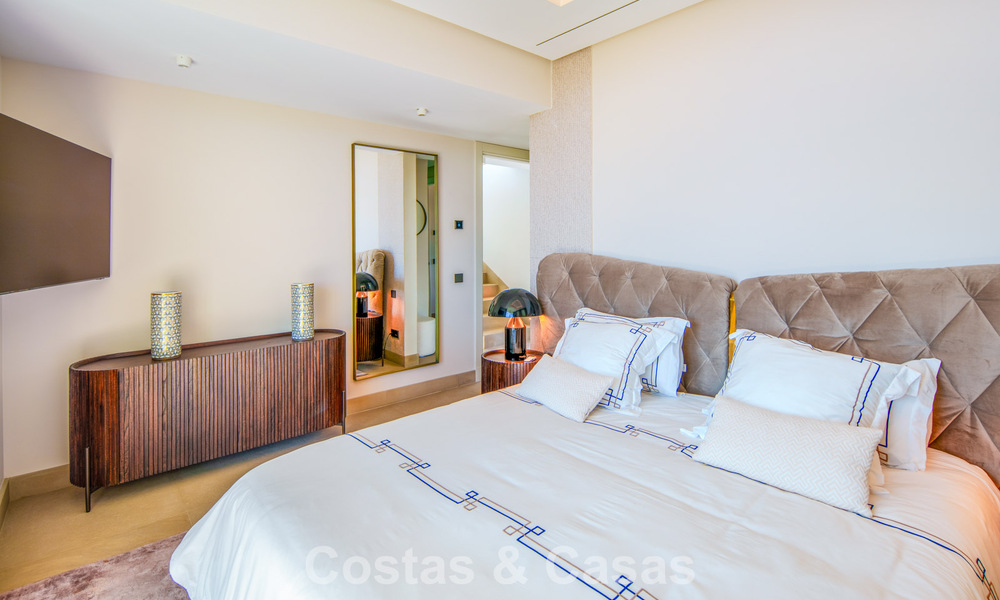 Contemporary luxury villa for sale with panoramic mountain and sea views in Nueva Andalucía, Marbella 800911