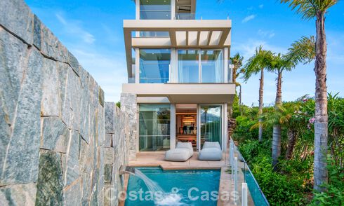 Contemporary luxury villa for sale with panoramic mountain and sea views in Nueva Andalucía, Marbella 800940