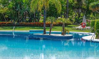 High-end duplex penthouse for sale in a highly sought-after golf complex in Nueva Andalucía, Marbella 800954 