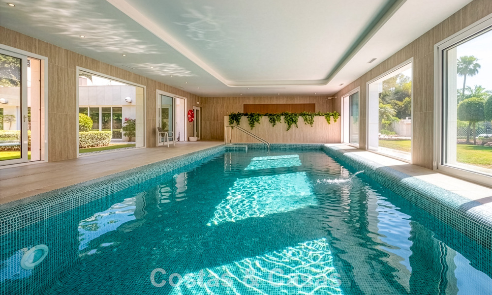 High-end duplex penthouse for sale in a highly sought-after golf complex in Nueva Andalucía, Marbella 800956
