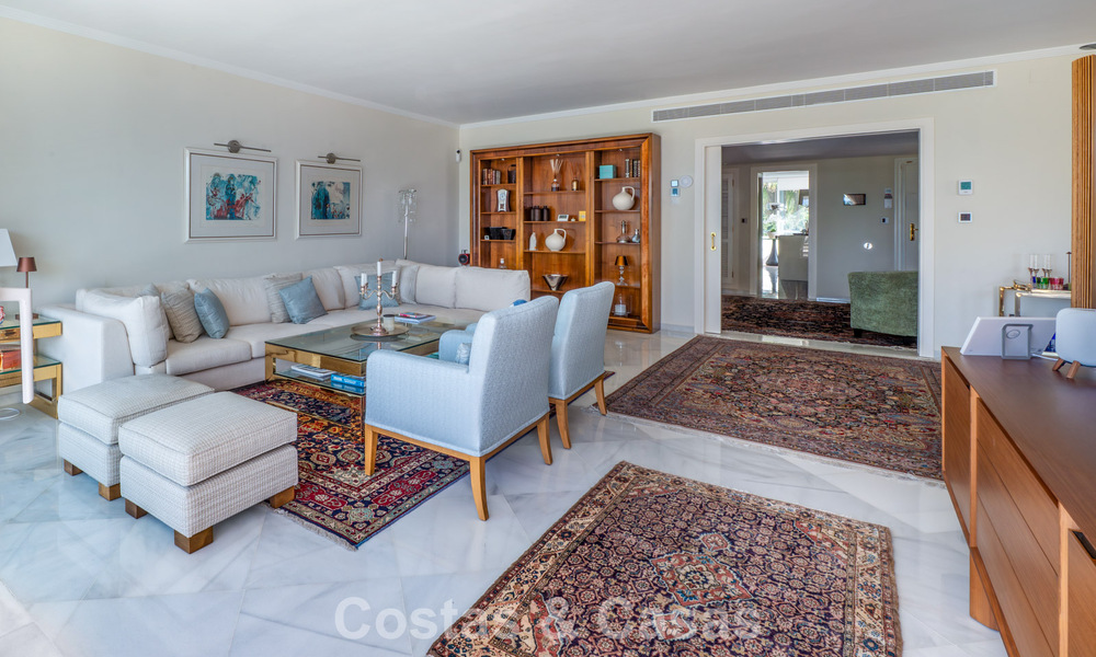 High-end duplex penthouse for sale in a highly sought-after golf complex in Nueva Andalucía, Marbella 800959