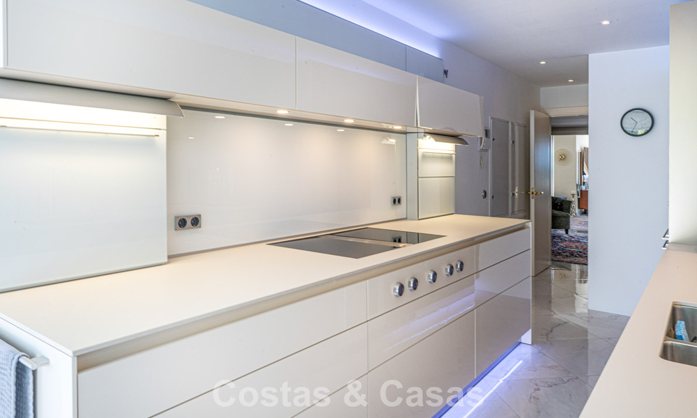 High-end duplex penthouse for sale in a highly sought-after golf complex in Nueva Andalucía, Marbella 800969