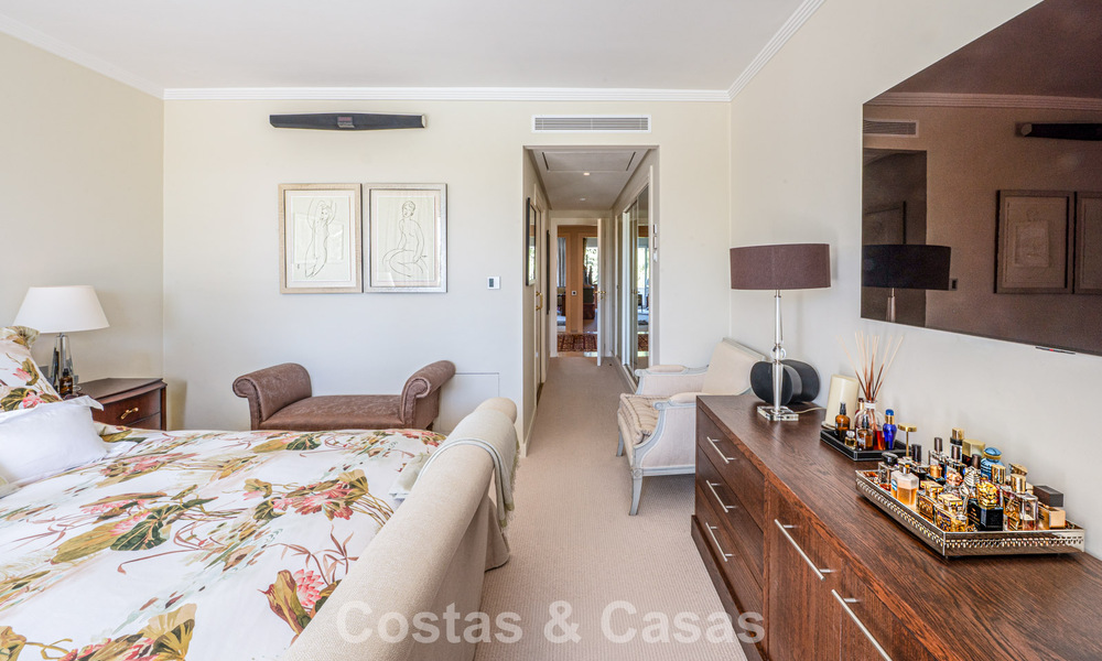 High-end duplex penthouse for sale in a highly sought-after golf complex in Nueva Andalucía, Marbella 800973