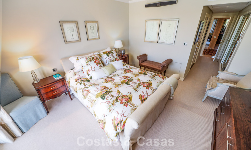 High-end duplex penthouse for sale in a highly sought-after golf complex in Nueva Andalucía, Marbella 800974