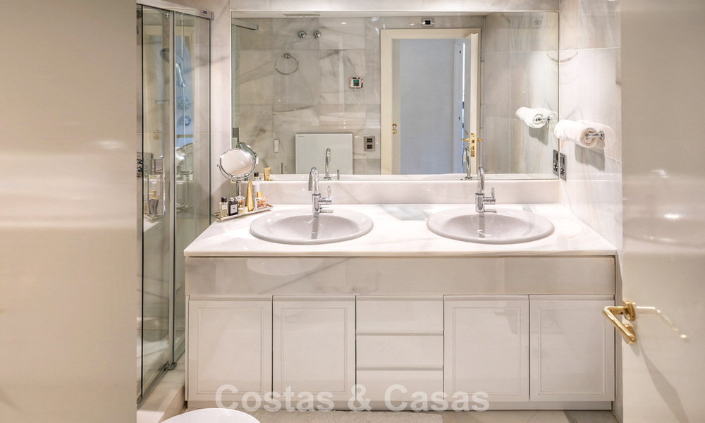 High-end duplex penthouse for sale in a highly sought-after golf complex in Nueva Andalucía, Marbella 800975