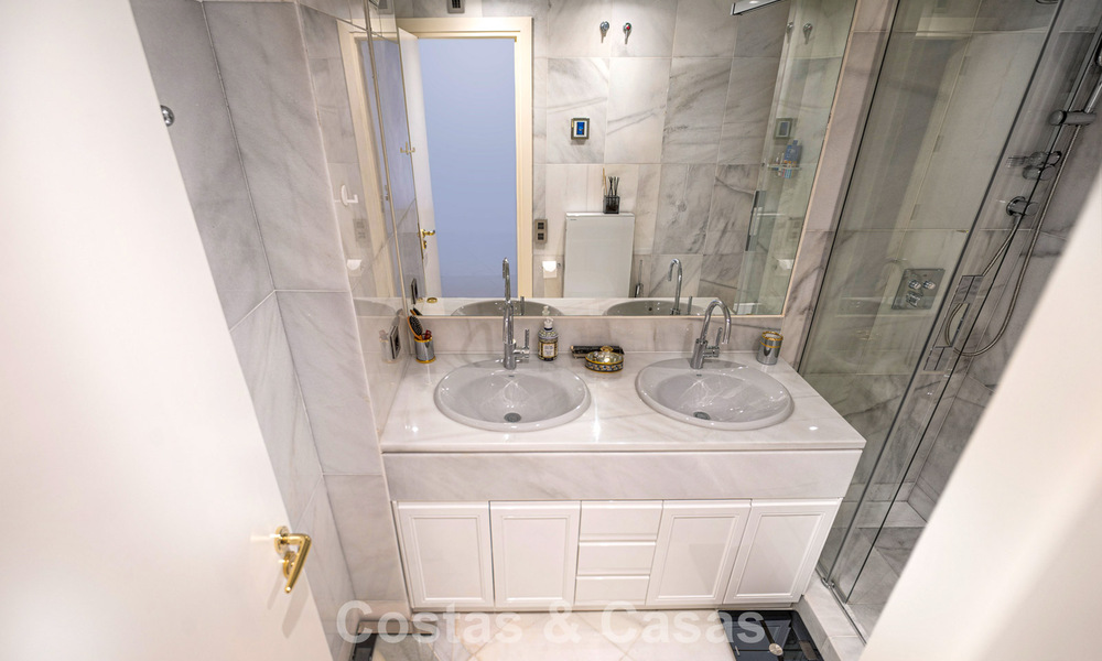 High-end duplex penthouse for sale in a highly sought-after golf complex in Nueva Andalucía, Marbella 800976