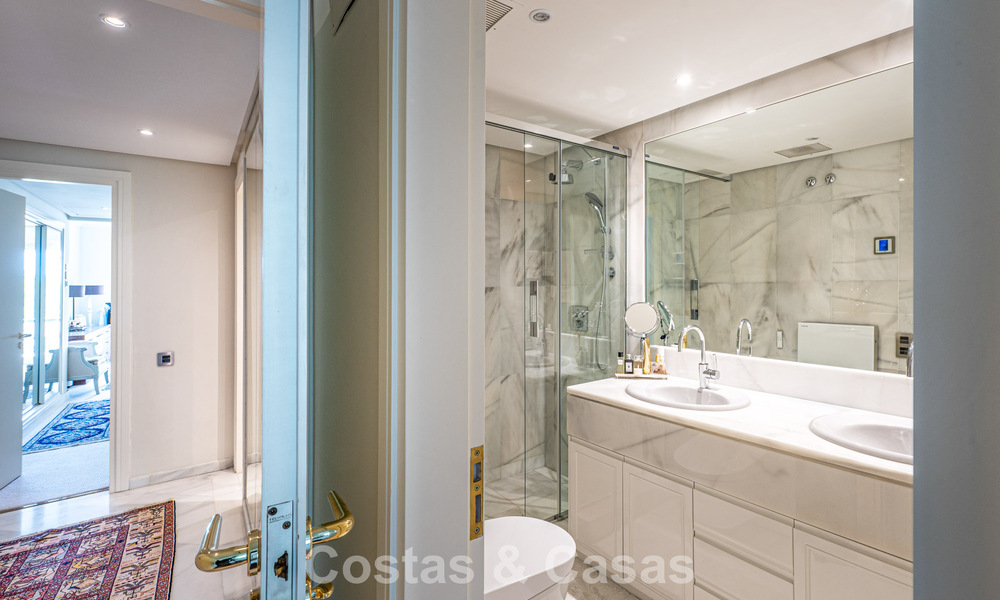 High-end duplex penthouse for sale in a highly sought-after golf complex in Nueva Andalucía, Marbella 800978