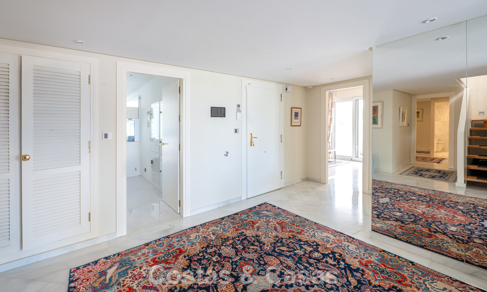 High-end duplex penthouse for sale in a highly sought-after golf complex in Nueva Andalucía, Marbella 800980