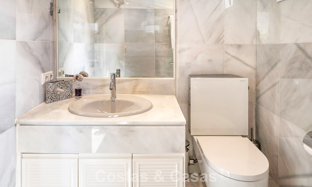 High-end duplex penthouse for sale in a highly sought-after golf complex in Nueva Andalucía, Marbella 800983