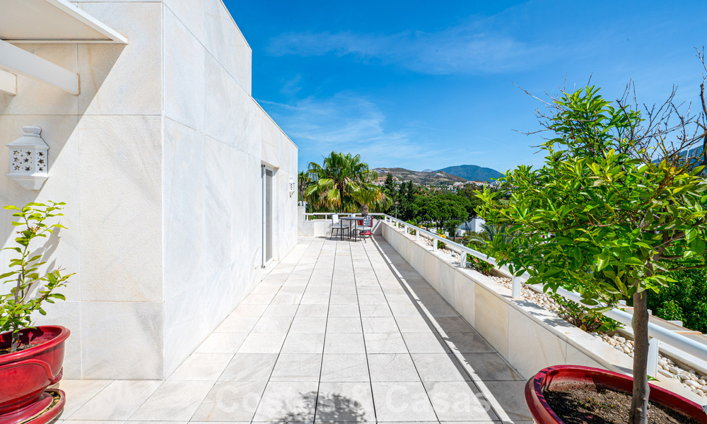 High-end duplex penthouse for sale in a highly sought-after golf complex in Nueva Andalucía, Marbella 800985