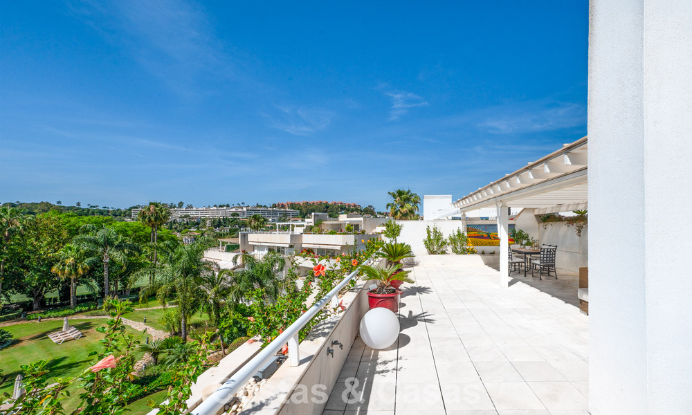 High-end duplex penthouse for sale in a highly sought-after golf complex in Nueva Andalucía, Marbella 800986