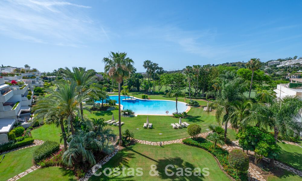 High-end duplex penthouse for sale in a highly sought-after golf complex in Nueva Andalucía, Marbella 800990