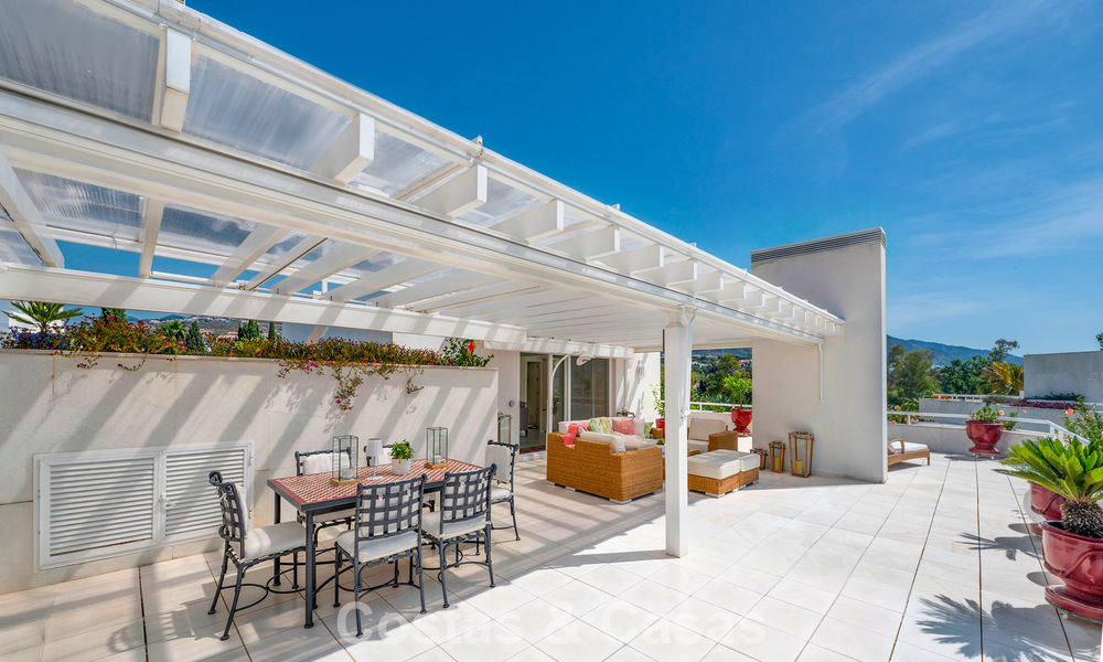 High-end duplex penthouse for sale in a highly sought-after golf complex in Nueva Andalucía, Marbella 800991