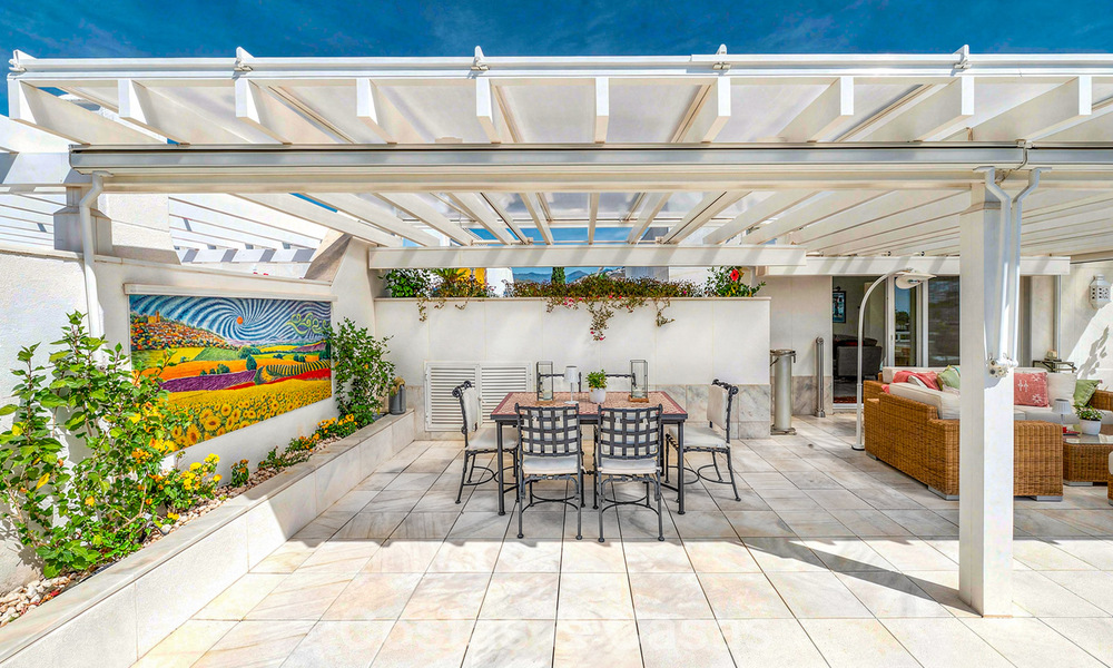 High-end duplex penthouse for sale in a highly sought-after golf complex in Nueva Andalucía, Marbella 800992