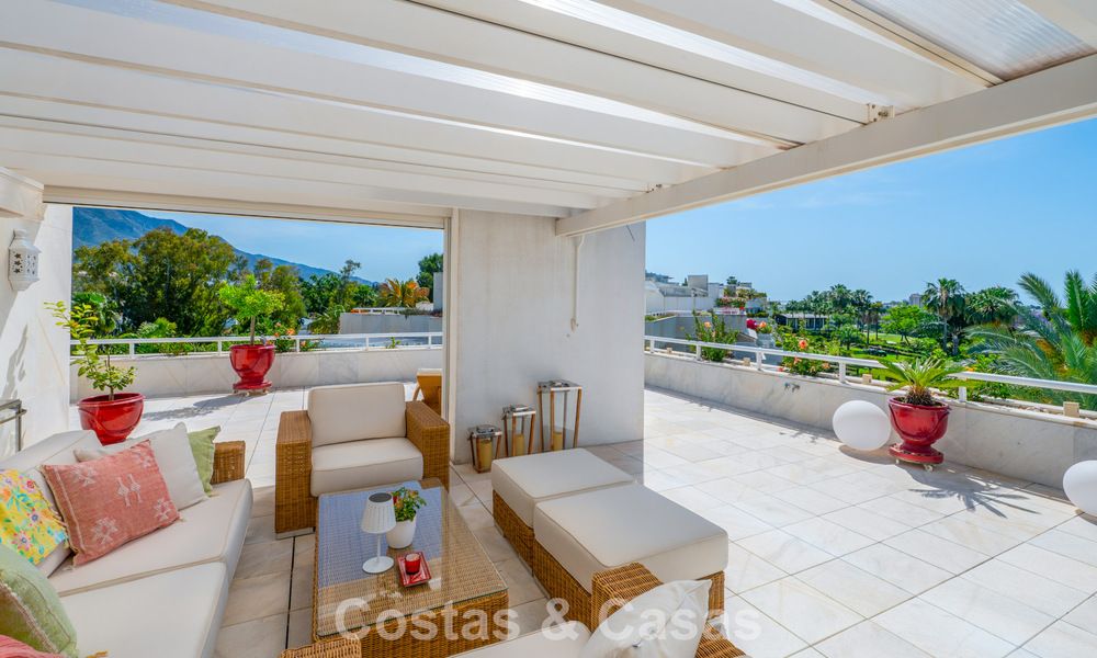 High-end duplex penthouse for sale in a highly sought-after golf complex in Nueva Andalucía, Marbella 800993