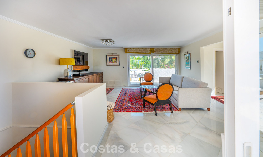 High-end duplex penthouse for sale in a highly sought-after golf complex in Nueva Andalucía, Marbella 800995