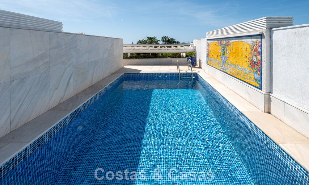 High-end duplex penthouse for sale in a highly sought-after golf complex in Nueva Andalucía, Marbella 800996