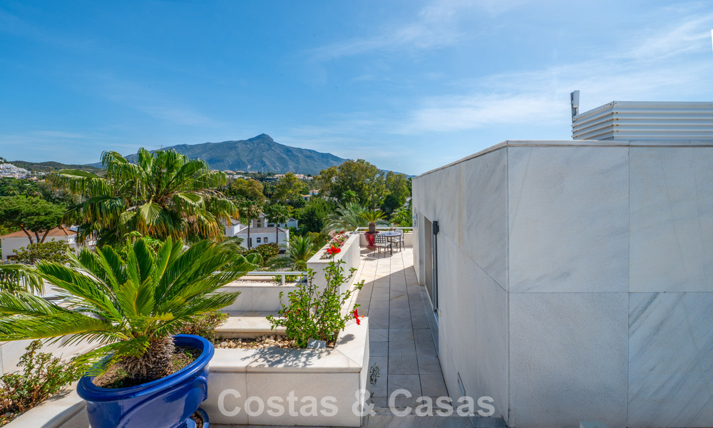High-end duplex penthouse for sale in a highly sought-after golf complex in Nueva Andalucía, Marbella 800997
