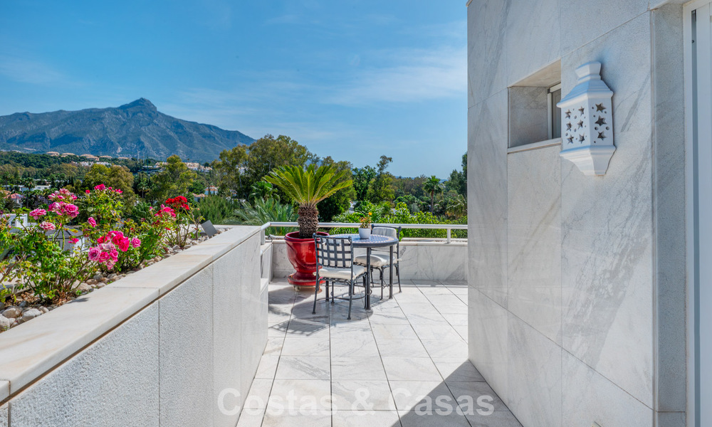 High-end duplex penthouse for sale in a highly sought-after golf complex in Nueva Andalucía, Marbella 800999