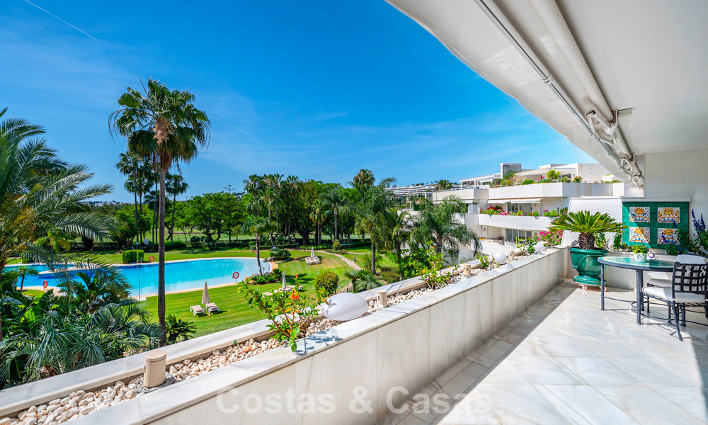 High-end duplex penthouse for sale in a highly sought-after golf complex in Nueva Andalucía, Marbella 801004