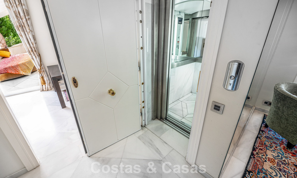 High-end duplex penthouse for sale in a highly sought-after golf complex in Nueva Andalucía, Marbella 801005