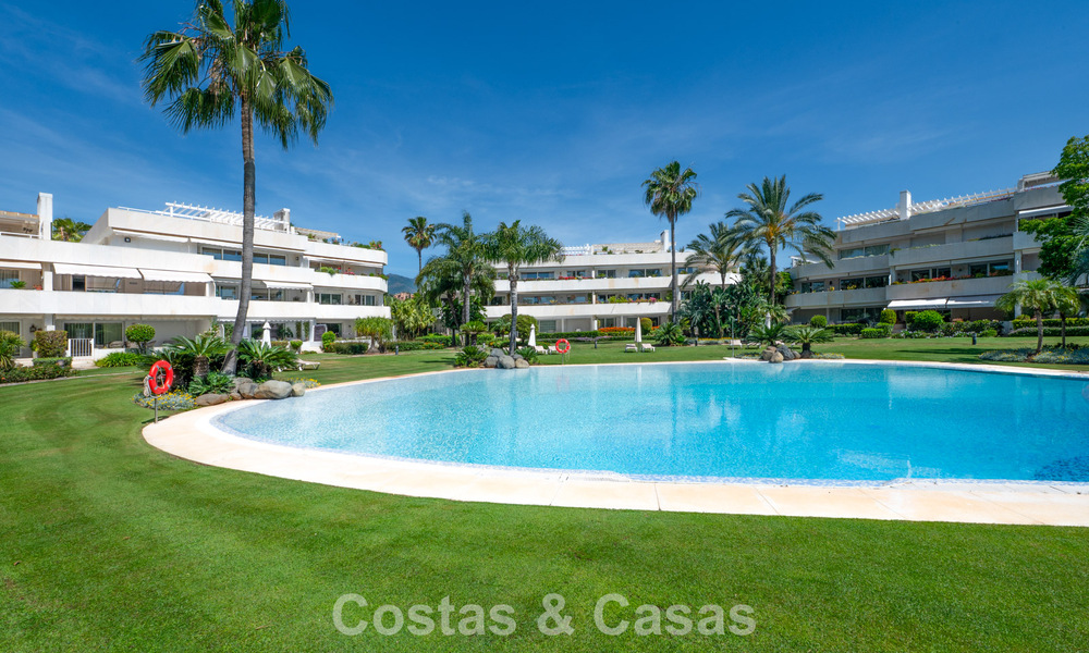 High-end duplex penthouse for sale in a highly sought-after golf complex in Nueva Andalucía, Marbella 801007