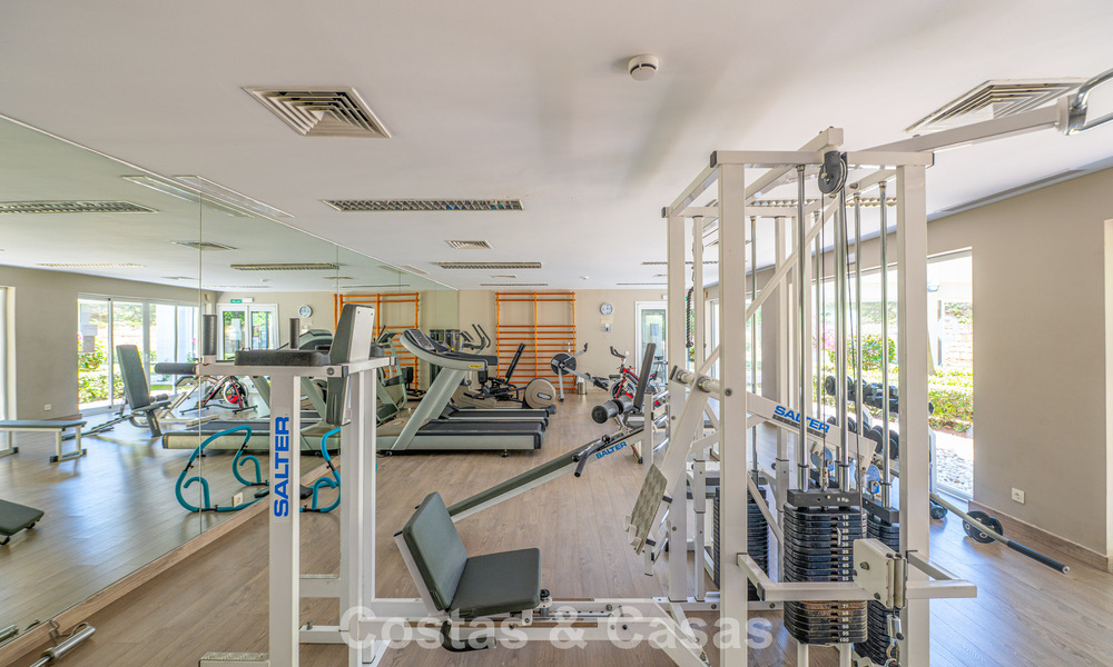 High-end duplex penthouse for sale in a highly sought-after golf complex in Nueva Andalucía, Marbella 801010