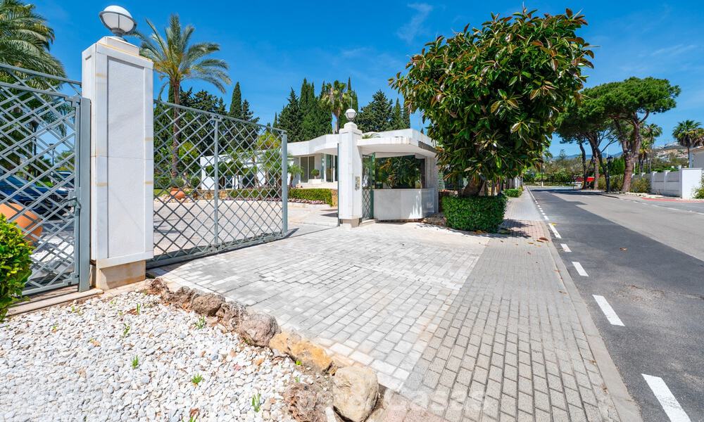 High-end duplex penthouse for sale in a highly sought-after golf complex in Nueva Andalucía, Marbella 801011