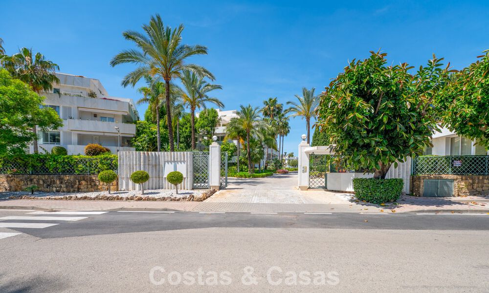High-end duplex penthouse for sale in a highly sought-after golf complex in Nueva Andalucía, Marbella 801012