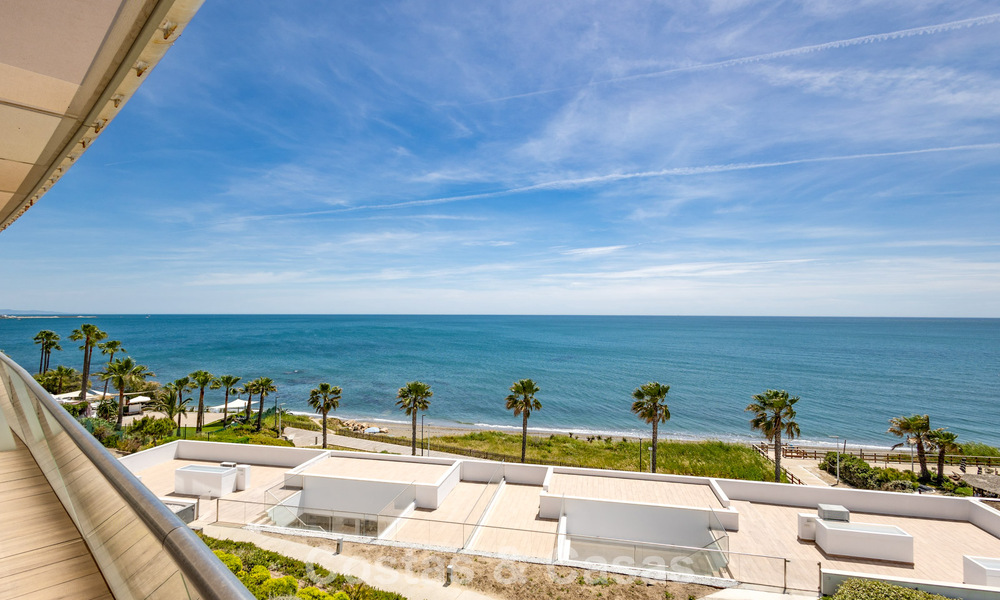 Exclusive penthouse with stunning open sea views for sale on the beachfront in Estepona 801266