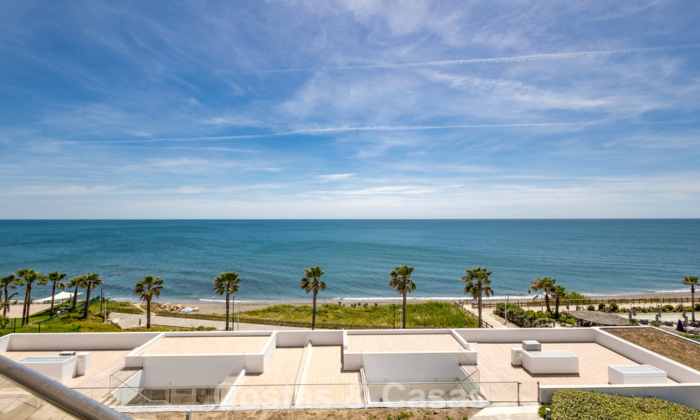 Exclusive penthouse with stunning open sea views for sale on the beachfront in Estepona 801268