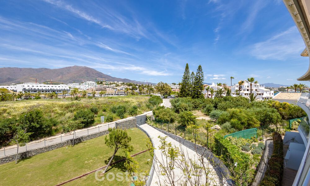 Exclusive penthouse with stunning open sea views for sale on the beachfront in Estepona 801278