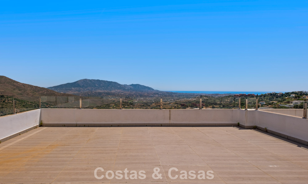 Contemporary luxury villa with sleek modern architecture and breathtaking views for sale in East Marbella 801162