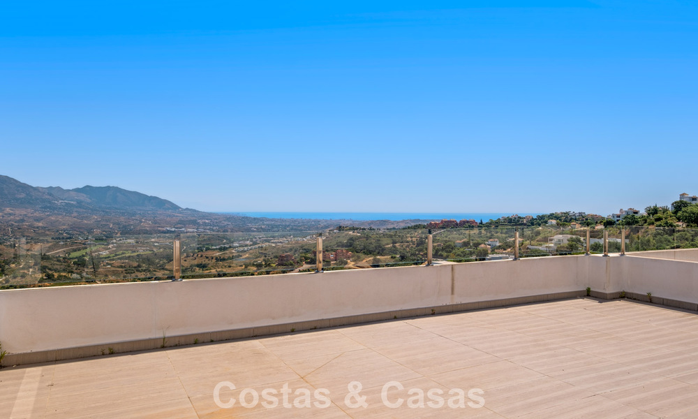 Contemporary luxury villa with sleek modern architecture and breathtaking views for sale in East Marbella 801163