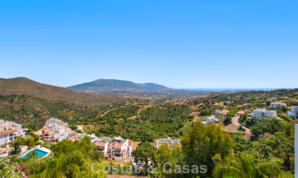 Contemporary luxury villa with sleek modern architecture and breathtaking views for sale in East Marbella 801164