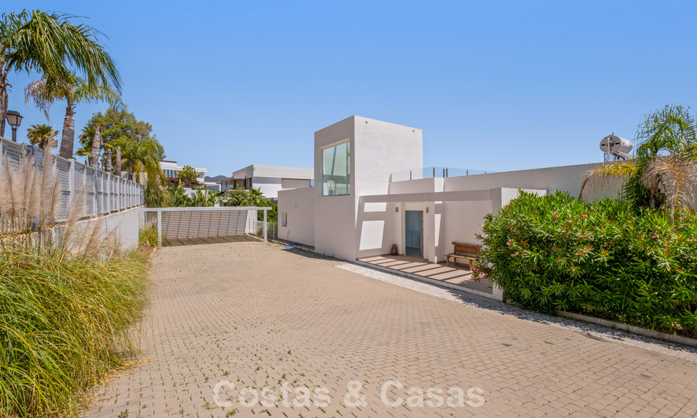 Contemporary luxury villa with sleek modern architecture and breathtaking views for sale in East Marbella 801165