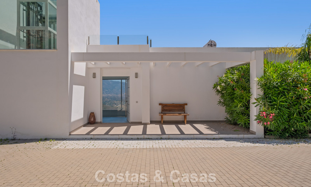 Contemporary luxury villa with sleek modern architecture and breathtaking views for sale in East Marbella 801167