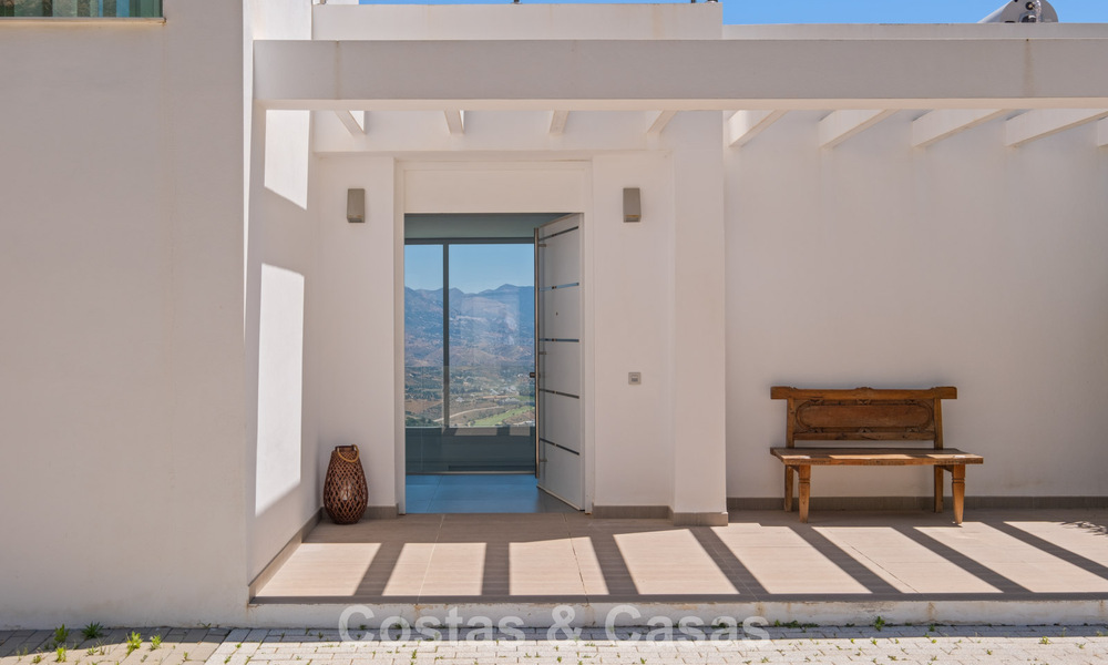 Contemporary luxury villa with sleek modern architecture and breathtaking views for sale in East Marbella 801168