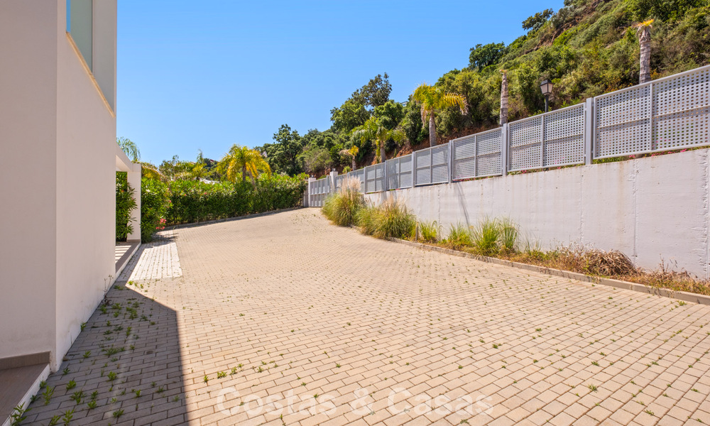 Contemporary luxury villa with sleek modern architecture and breathtaking views for sale in East Marbella 801169