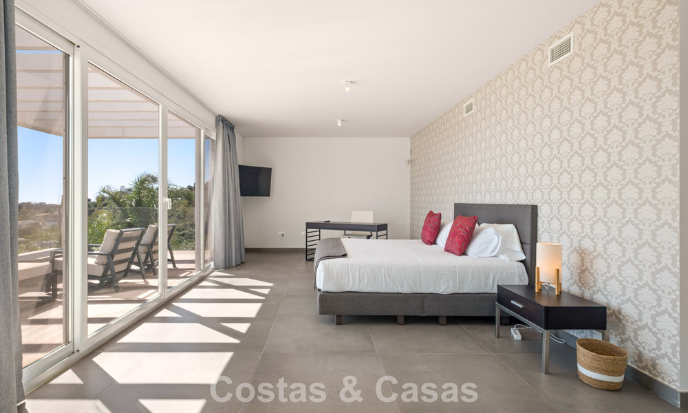 Contemporary luxury villa with sleek modern architecture and breathtaking views for sale in East Marbella 801175