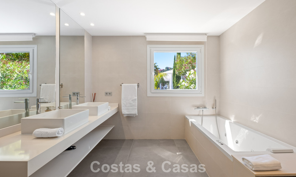 Contemporary luxury villa with sleek modern architecture and breathtaking views for sale in East Marbella 801177